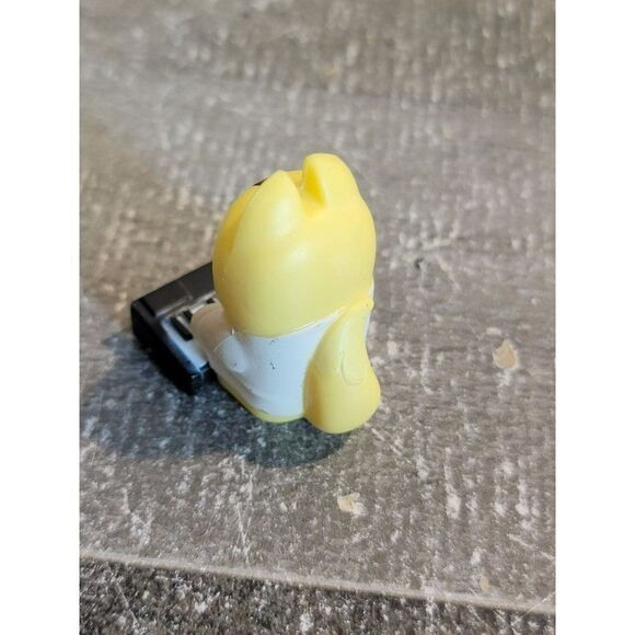 Mini yellow tabby cat playing piano toy figure - Picture 3 of 4